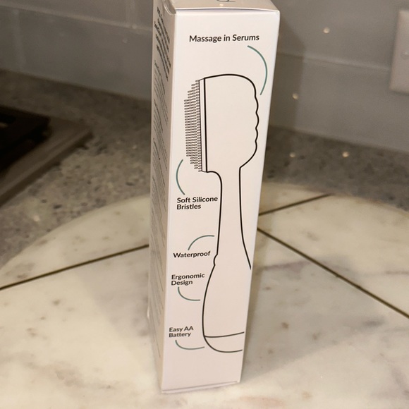 NIB PMD Clean - Smart Facial Cleansing Device with Silicone Brush & Massager - Picture 4 of 12